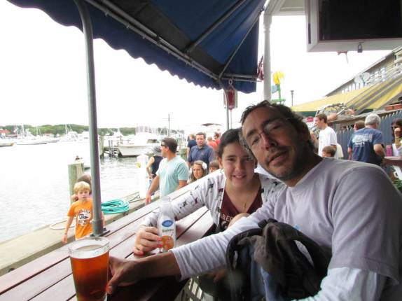 Esperando o ferry de volta, em bar na orla de Marta´s Vineyard, ao sul de Cape Cod, litoral de Massachusetts, nos Estados Unidos
